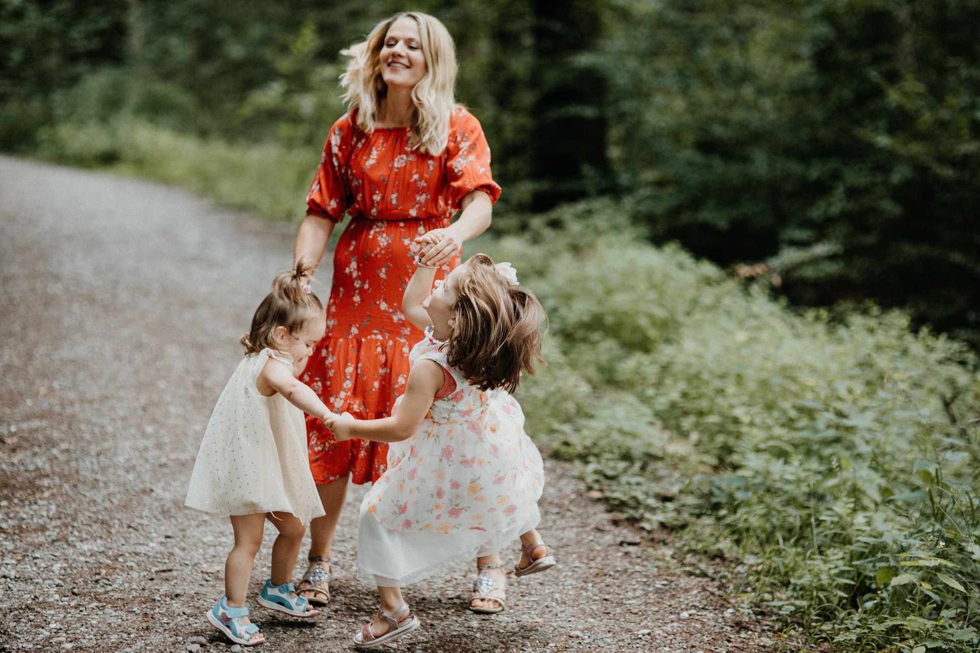 Maman et enfant marchant dans la nature – illustration de la santé familiale et des soins dentaires biocompatibles chez Urbadental