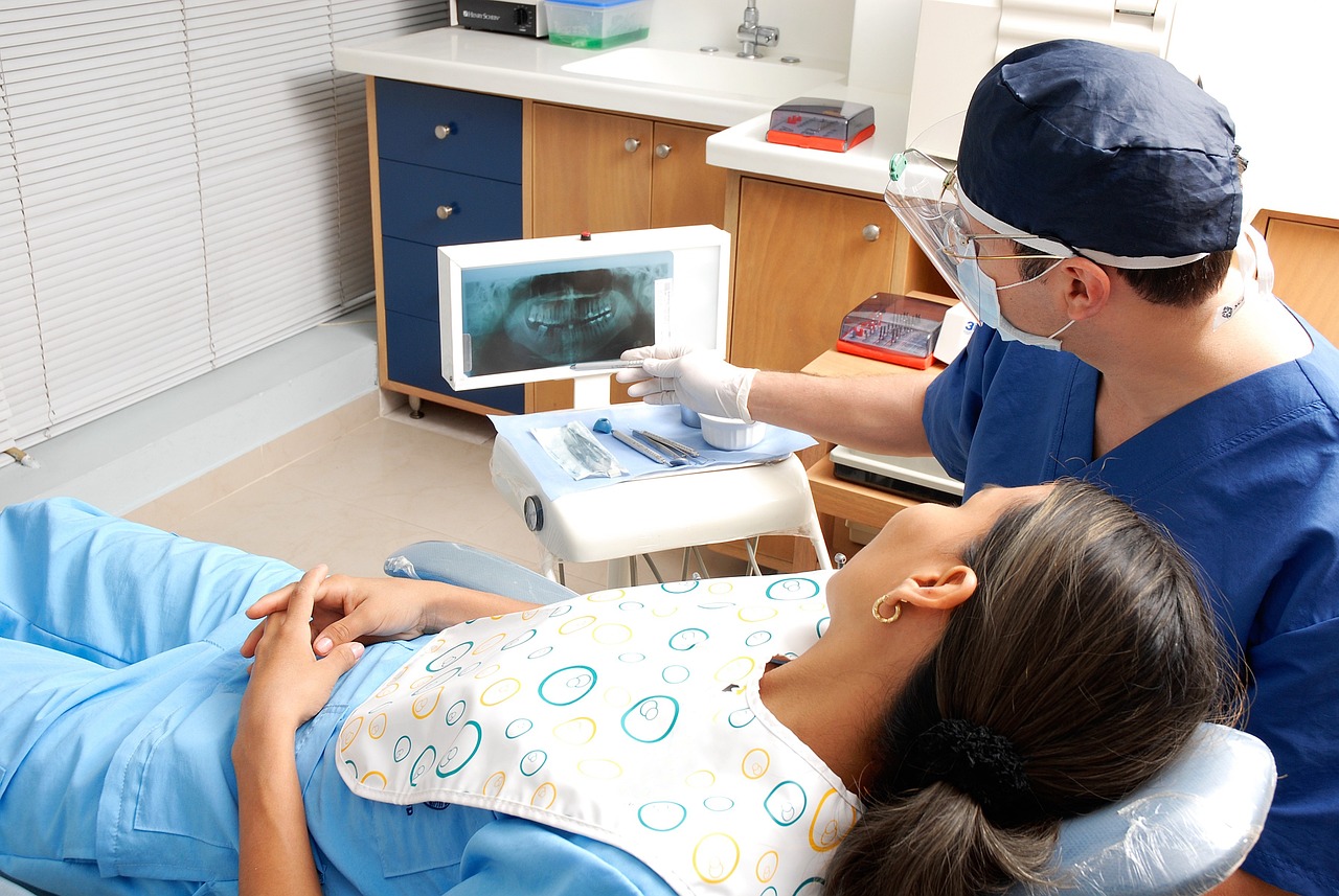 Consultation dentaire avec analyse de radiographie – soins professionnels chez Urbadental
