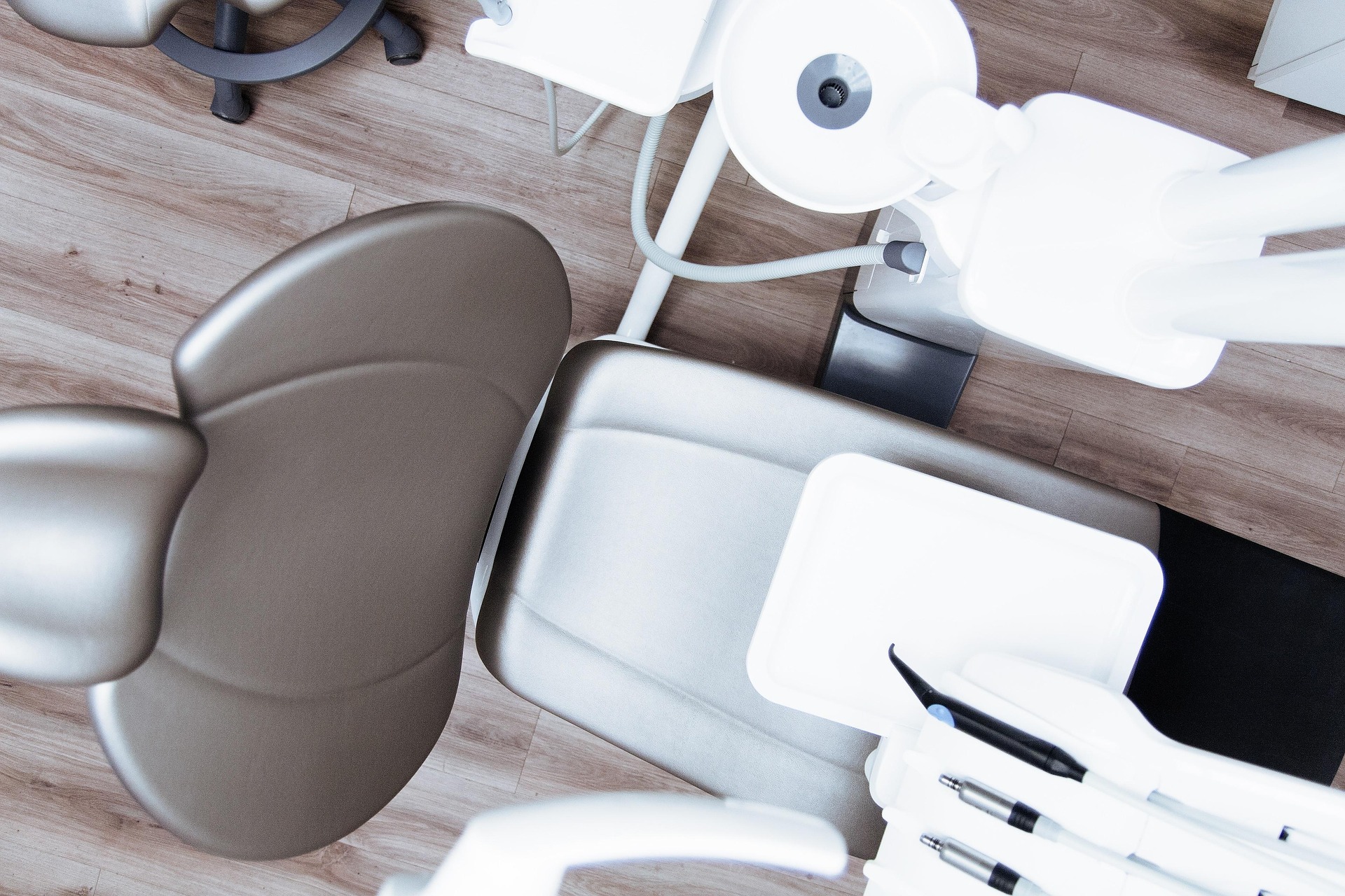 Fauteuil dentaire moderne dans un cabinet Urbadental en Suisse
