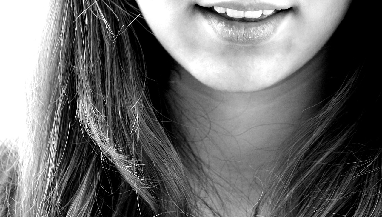 Sourire féminin aligné grâce à une gouttière dentaire invisible