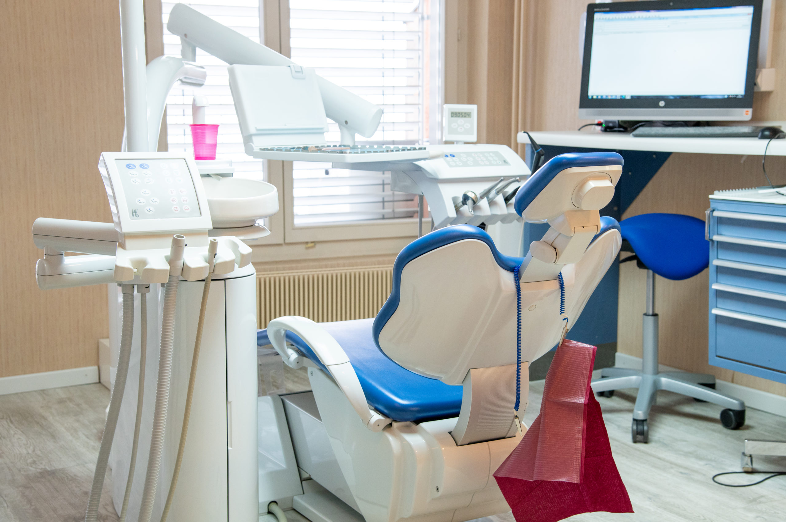 Salle de soins dentaires moderne du cabinet Urbadental à Orbe